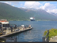 2014-05-30 16.30.26-border  Queen mary 2 in ons fjord